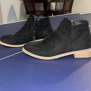 Seven 7 shoe brand Size 8 in color black